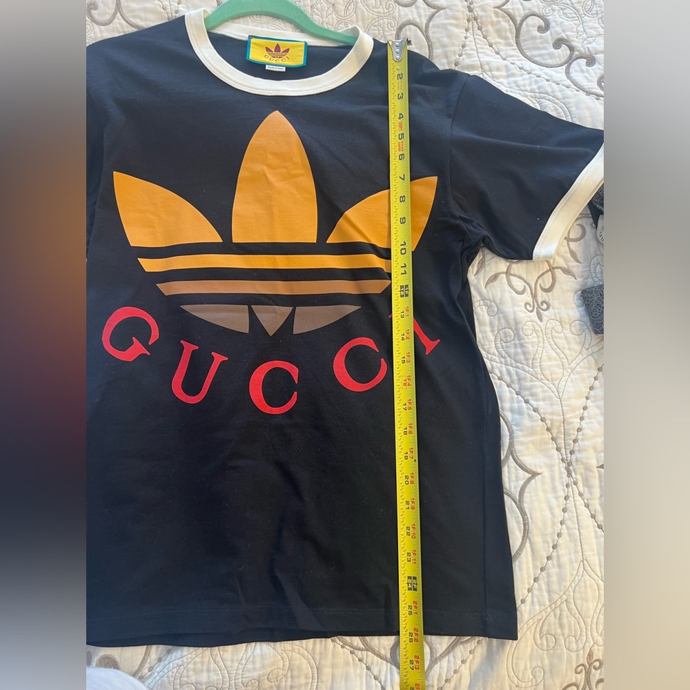 Gucci Black T-Shirt with Gold and Red Logo - Picture 7 of 9
